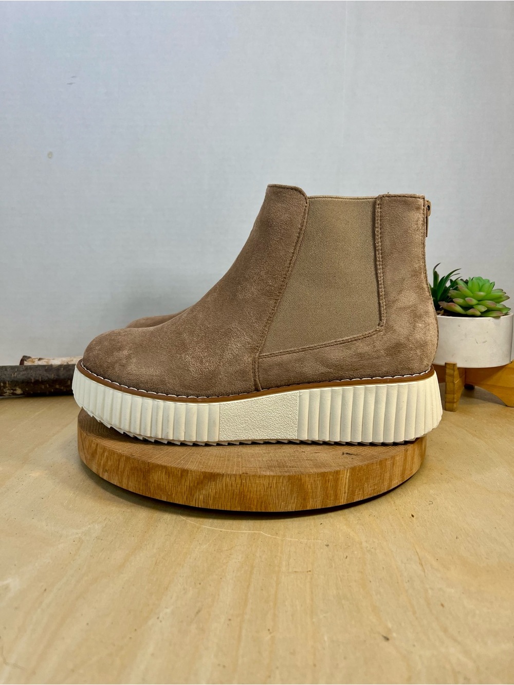 NWOB Pierre Dumas Platform Sweet-8 Chelsea Boots Size 11